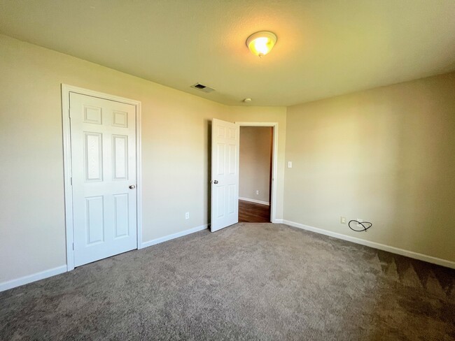 Building Photo - 3412 Castlecreek Dr SW