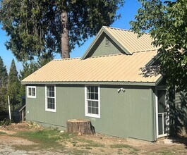 Building Photo - Camino 2/2 cottage $1625