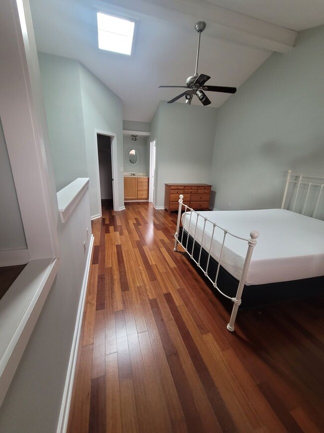 Building Photo - Located in Caneel Cove this 2 bed 2 bath townhome features hardwood floors throughout ,