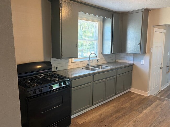 Building Photo - 5962 Belarbor St