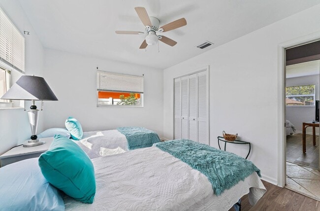 Building Photo - 9520 SE Point Terrace