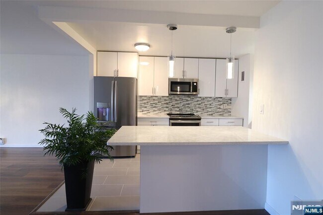 Building Photo - 1600 Center St