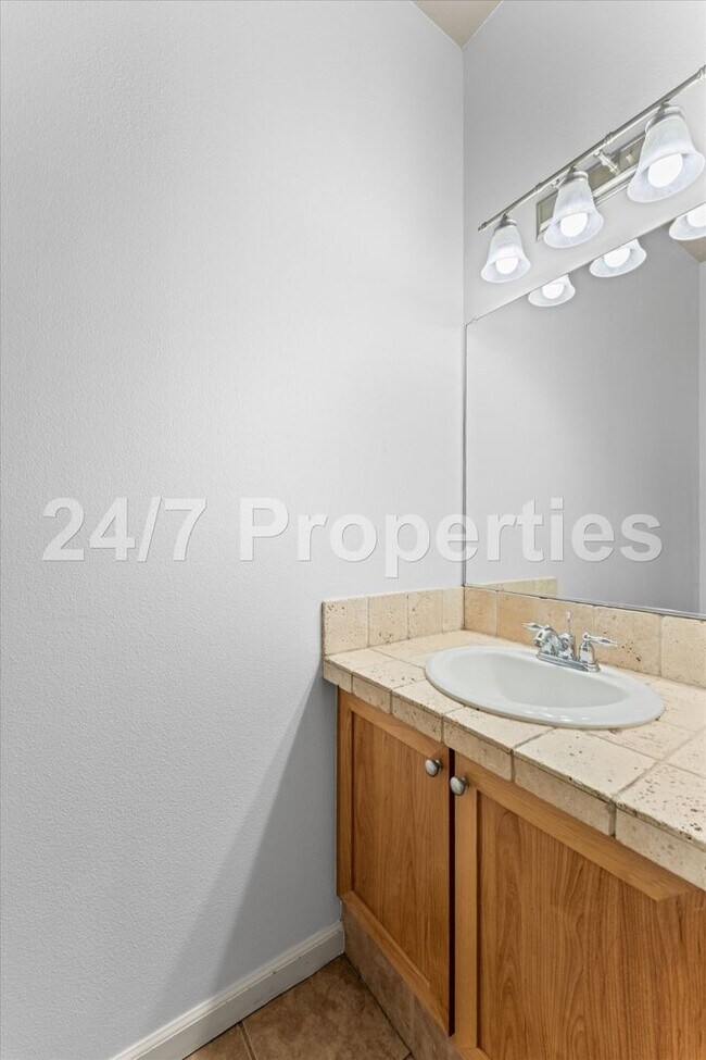 Building Photo - 3 BD I 2.5 BA Beaverton Townhome