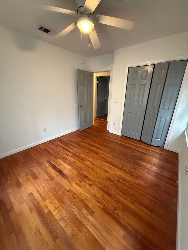 Building Photo - 4 Bed 2 Bath House with Bonus Room and Fen...