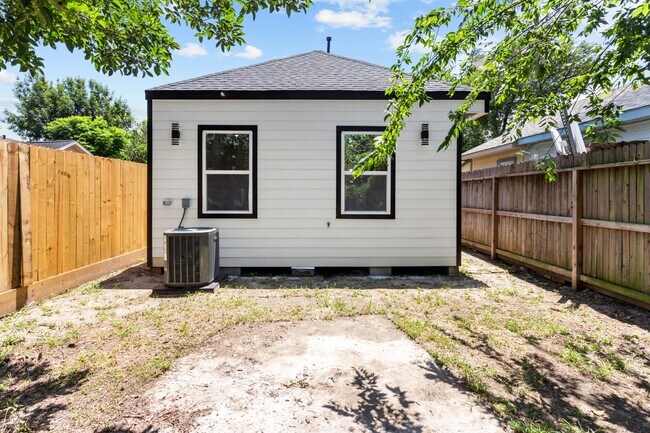 Building Photo - 1101 Wooding St