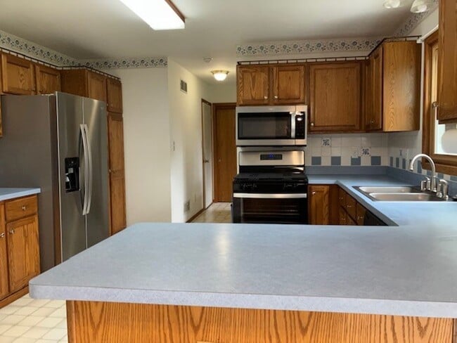 Building Photo - Spacious 4 bedroom, 2.5 Bath Two Story Home