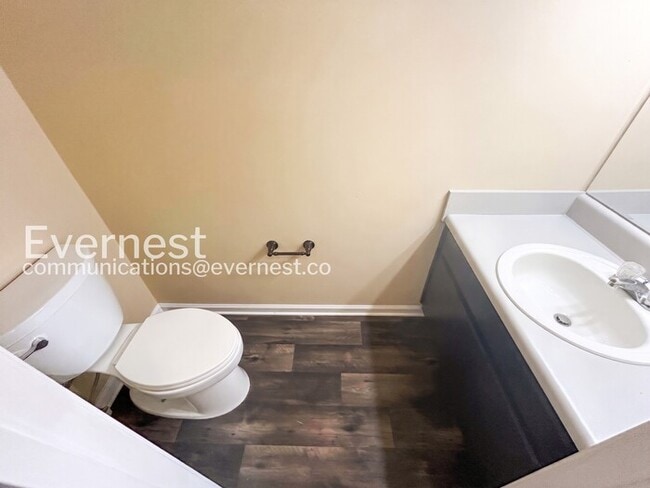Building Photo - 2-Bed/1.5-Bath Town Home/Available Now!