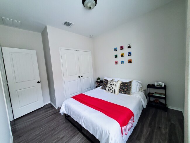 Building Photo - 14120 James Garfield St