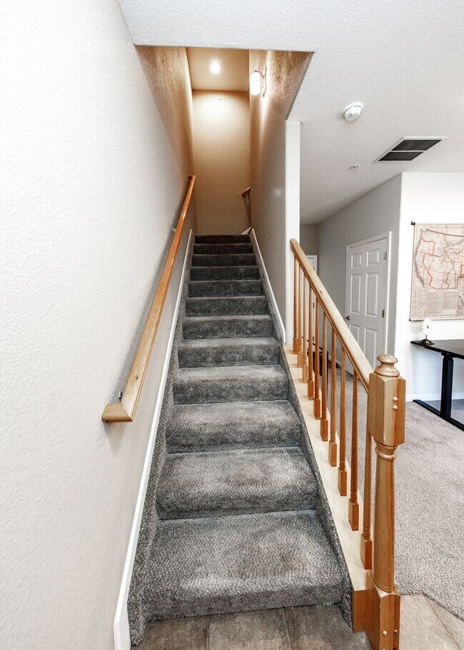 Building Photo - Fully Furnished Downtown 2 Bed, 4 Bath Executive Townhouse