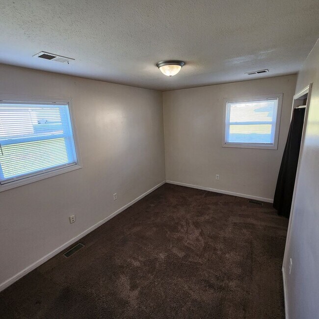 Building Photo - 2 Bedroom, 1 Bathroom Duplex Unit in Indep...