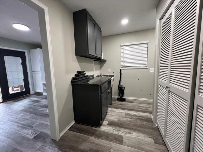 Building Photo - 883 Commodore Dr