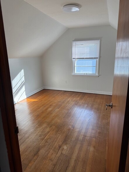 upstairs bedroom 2 - 304 Brookside Dr