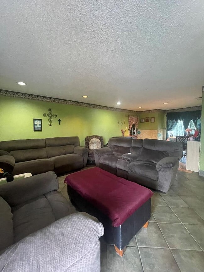 Building Photo - 1409 E 23rd St