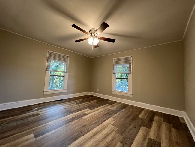 Building Photo - *HOLIDAY MOVE-IN SPECIAL $500 off the firs...