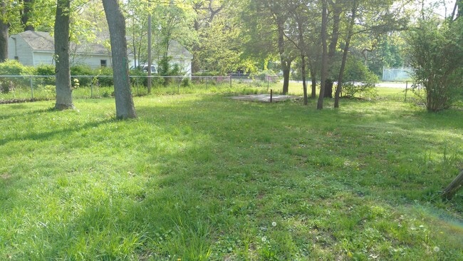 Building Photo - 1343 E. Broadway. House with basement and ...