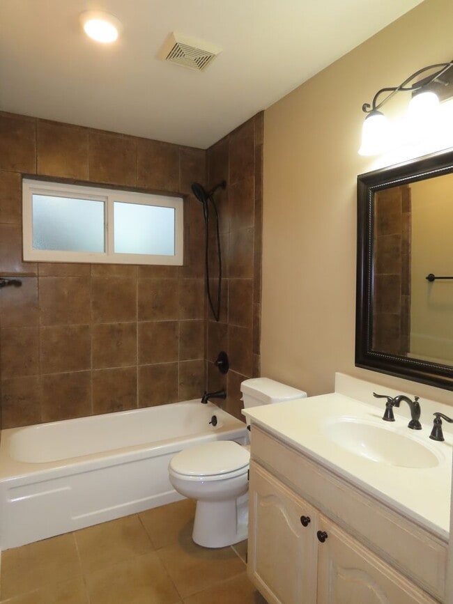 Building Photo - South Tyler! Lovely 3 Bedroom, 2 Bath House w/Garage