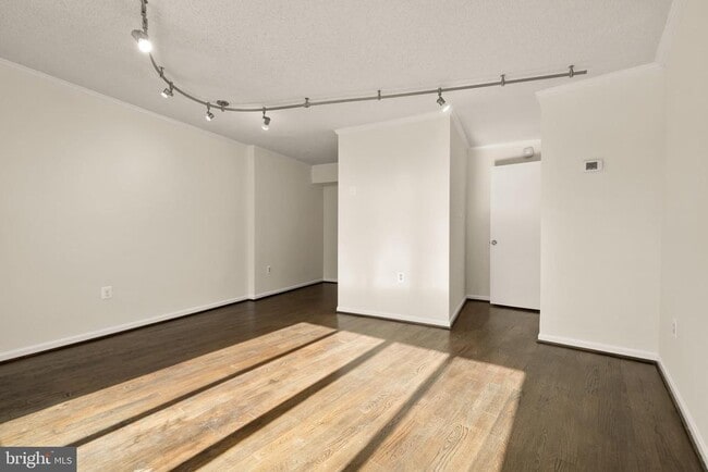 Building Photo - 1239 Vermont Ave NW