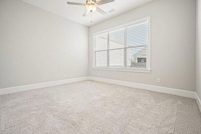 Building Photo - 123 Village Green Ave