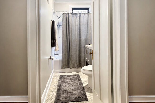 Building Photo - 3610 N Claremont Ave