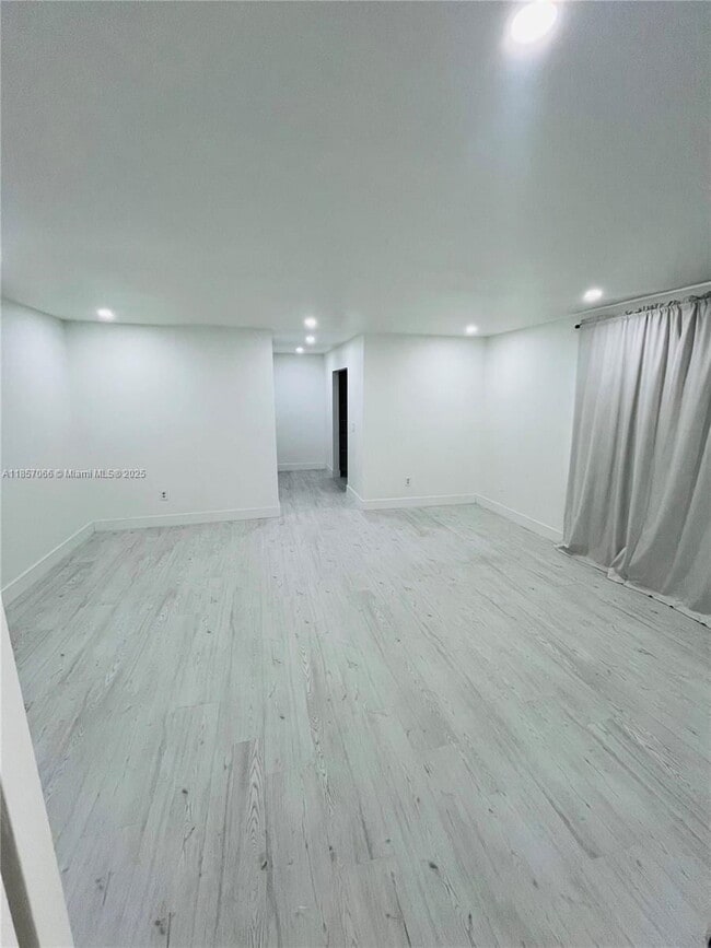 Building Photo - 1707 S Curlew Ln