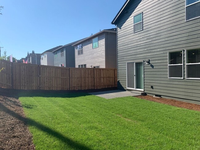 Building Photo - 4 BED/2.5 BATH PLUS A HUGE BONUS ROOM! HIGH END FINISHES! LARGE FENCED BACKYARD !