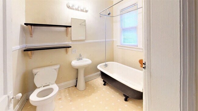 Building Photo - 1482 Summit St