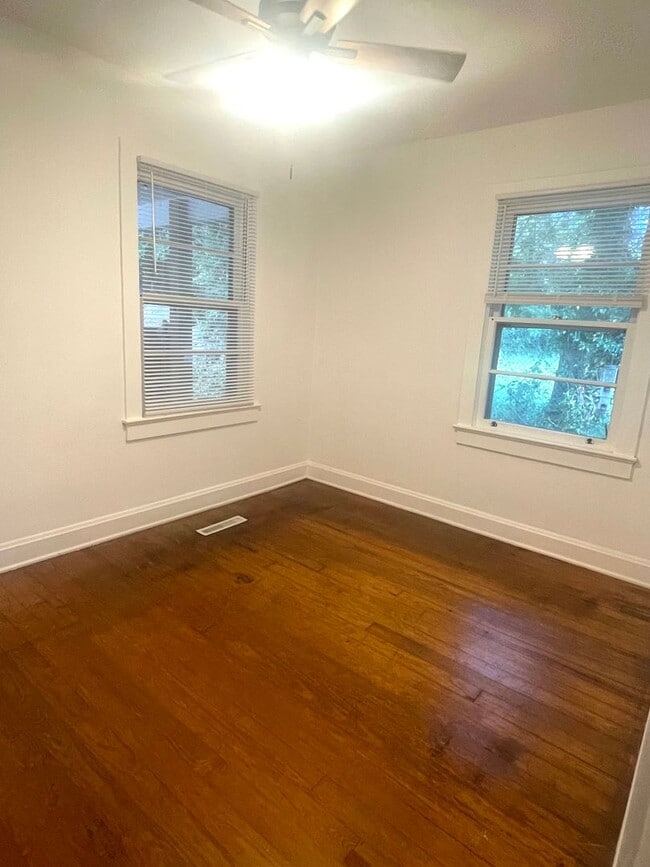 Building Photo - Cute 2 Bedroom, 1 Bathroom Home Minutes fr...