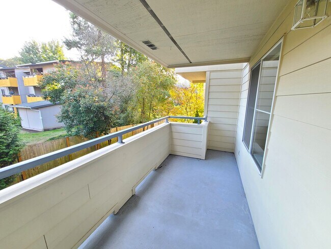 Building Photo - 2Bd/2Ba Spacious Bellevue Condo - W/S/G & ...