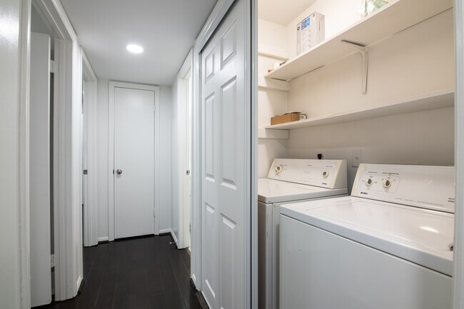 Building Photo - 1001 Woodland Vlg