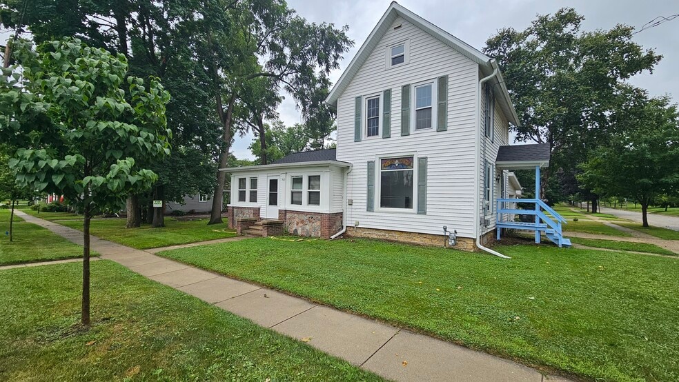 Front View - 903 W Conger St