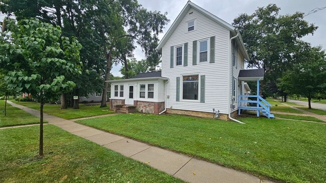 Building Photo - 903 W Conger St