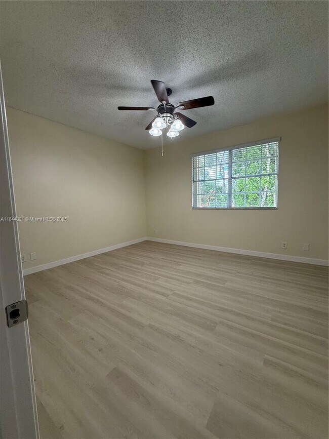 Building Photo - 1601 Sorrento Dr