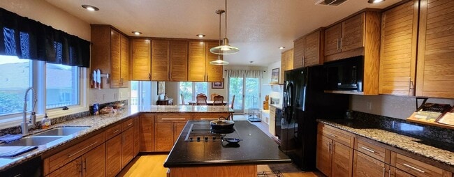 Building Photo - One-of-a-Kind 4 Bed, 4 Bath Gem