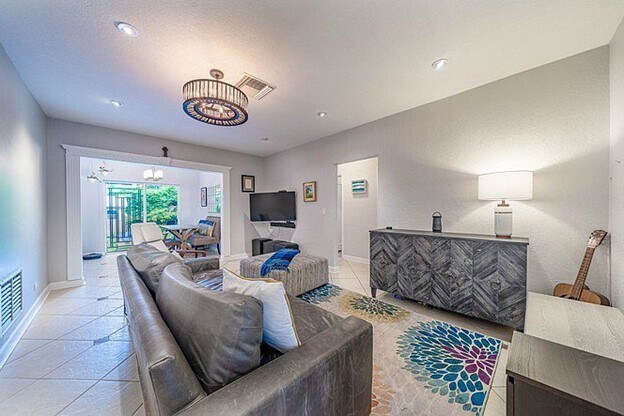 Family / Living Room. - 2111 SW 24th St