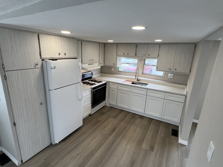 Beautiful uodated kitchen with new quartz countertops - 1628 Old Elm St