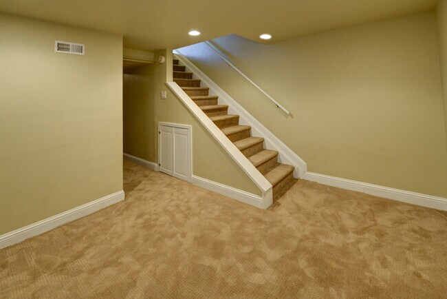 Building Photo - Updated 3 Bed 2.5 Bath North Boulder Townhome!