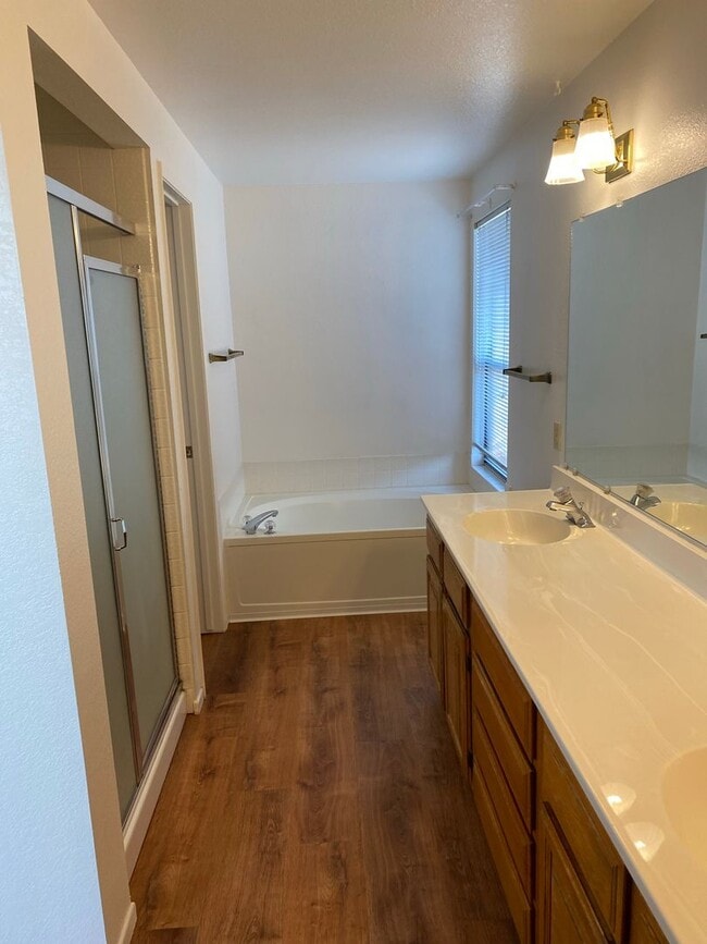 Building Photo - Spacious 4 Bed Home with 3 Car Garage off of Vista!!!!!