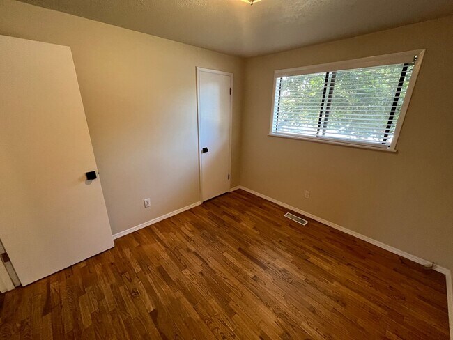 Building Photo - 1302 NE Dempsey Dr