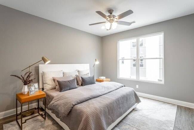 Building Photo - 2310 E 18th St Pl