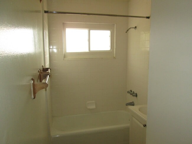 Building Photo - 156 Ramona Dr