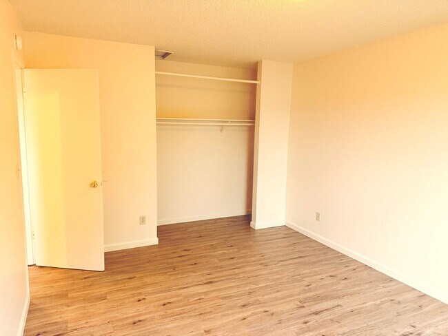 Building Photo - 2bed/1 Bath Second Level Unit on Near SE Powell/Ross Island Bridge