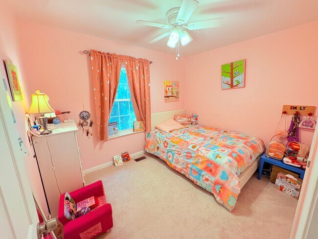 Building Photo - Beautifully updated 3BR/2.5BA townhome in ...