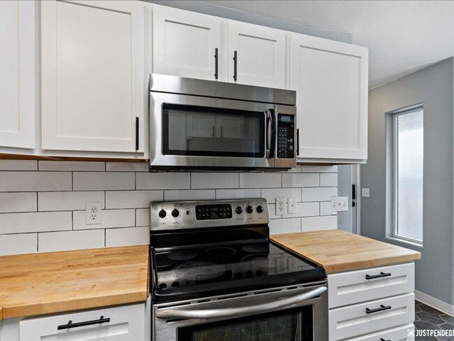 Building Photo - Spacious & Updated 3 Bedroom Duplex Near M...