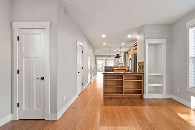 Building Photo - Beautiful 3-bdrm/2.5-bath contemporary craft home w/ lots of character. A/C, fireplace, fenced ba...