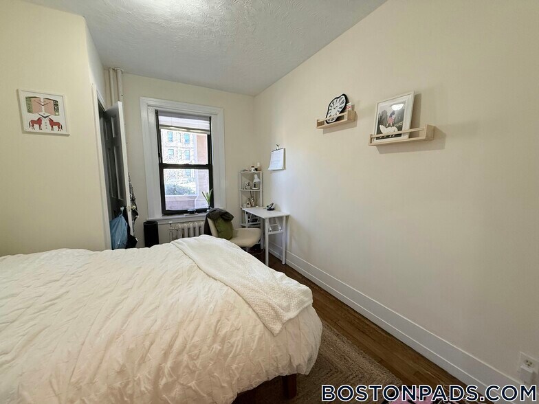 Building Photo - 452 Park Dr