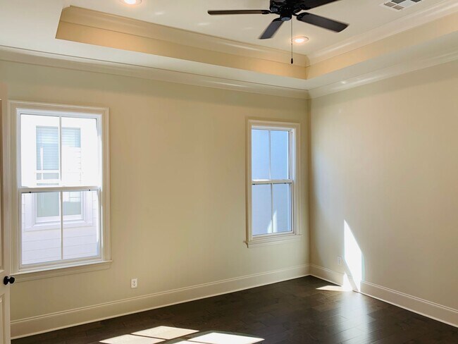Building Photo - Rouzan Home