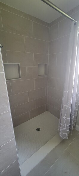 Master shower - 9160 Aster Rd