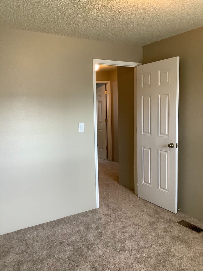 Building Photo - Two bedroom, 1.5 bathroom Ashland townhouse | Available now