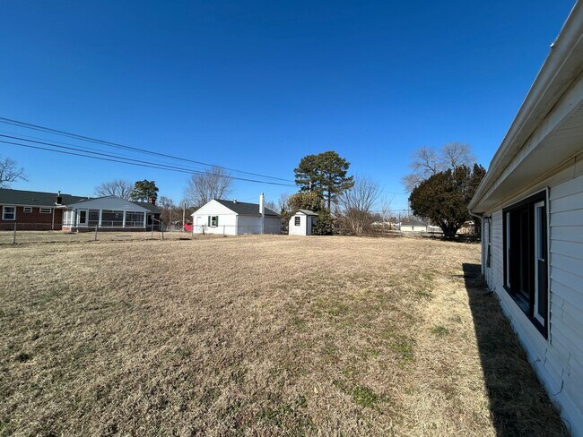 Building Photo - 7953 Meadow Dr