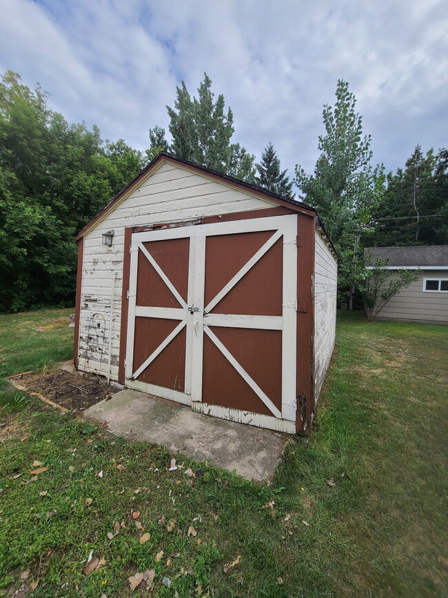 Building Photo - 637 W Laurel St